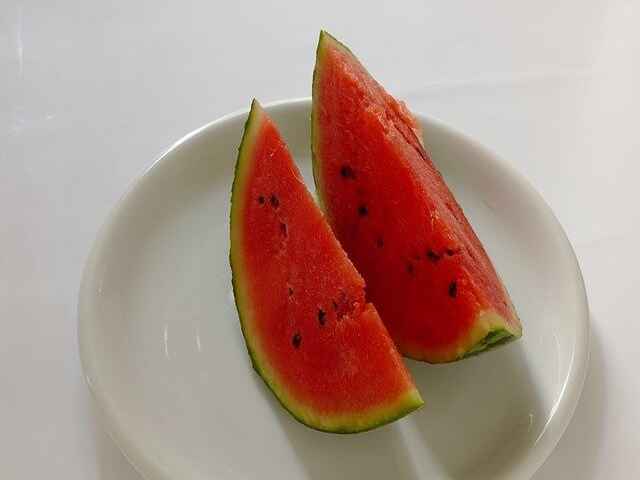 meloun na talíři